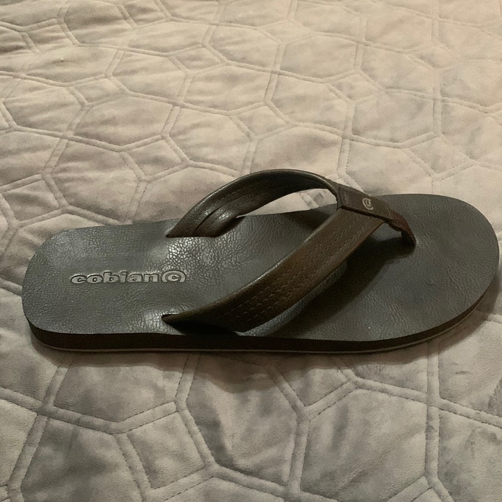 NWOT, Cobian Men’s Brown Leather Flip Flops, Size 10